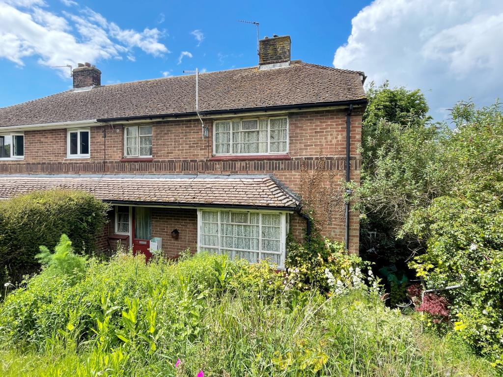 Lot: 16 - THREE-BEDROOM SEMI-DETACHED HOUSE FOR COMPLETE REFURBISHMENT -